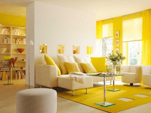 soligt-vardagsrum-gul-vägg-färg
