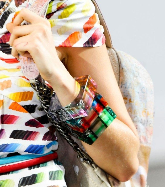 kristall-arm-band-kvinna-färgad-bild
