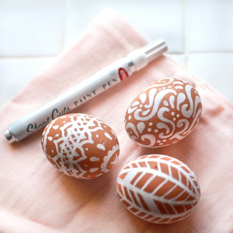 Påskägg-design-brun-ägg-vit-filt-spets-penna-färg