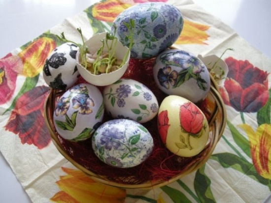 Bordsdekor för dekorativ påskkorg med målade ägg