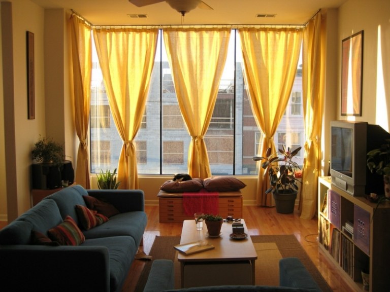 gardiner och gardiner gul design varm atmosfär vardagsrum