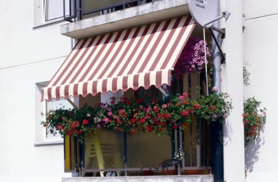 markiser balkong 17 designidéer färgglada blommor