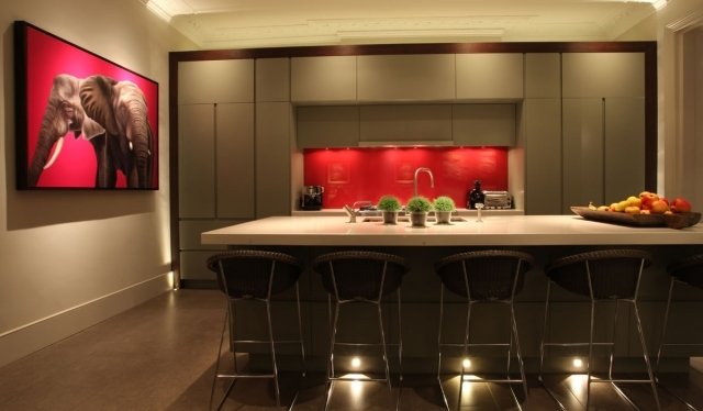belysning i köket elegant minimalistisk röd accent
