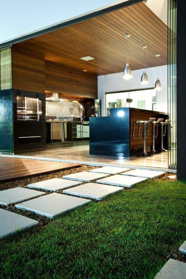 modernt sommar kök bardisk trottoaren plattor gräsmatta