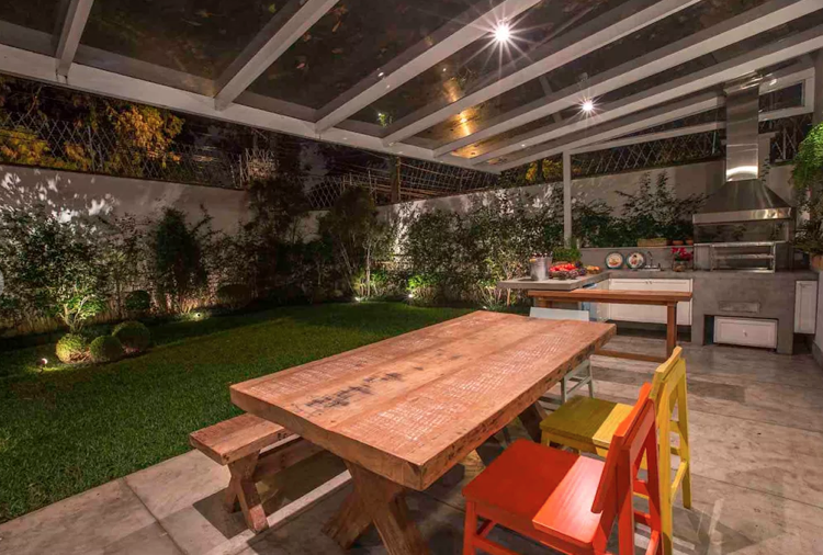täckt terrass plexiglas massivt trä matbord