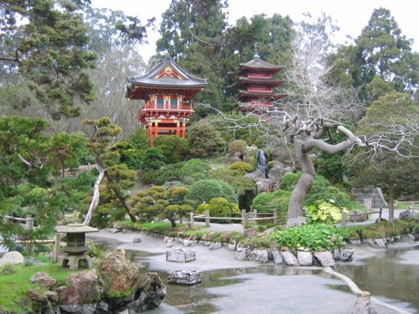 Perfekt lugn i Zen -trädgårdstemplet
