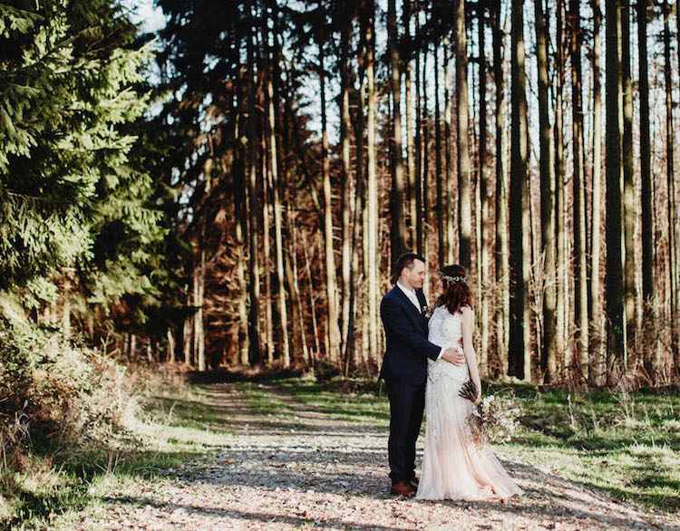 Det perfekta bröllop-vår-ons-natur-skogen