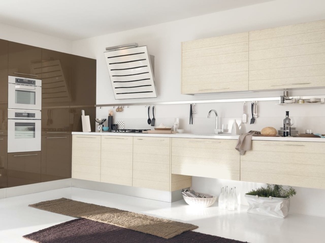 Köksplanerare beige brun inbyggda vitvaror fläktkåpa modern väggmonterad