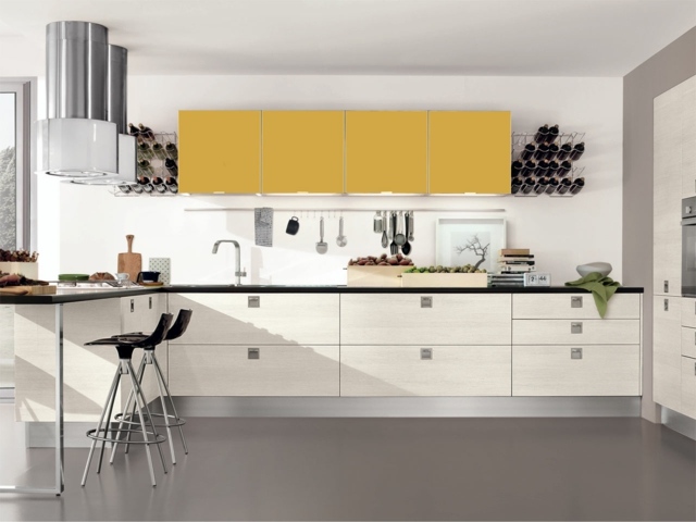 Ordna gula och vita köksskåp på ett modernt, elegant sätt