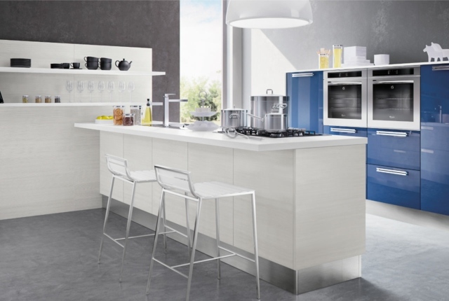 vit köksö sittplatser blå köksskåp system