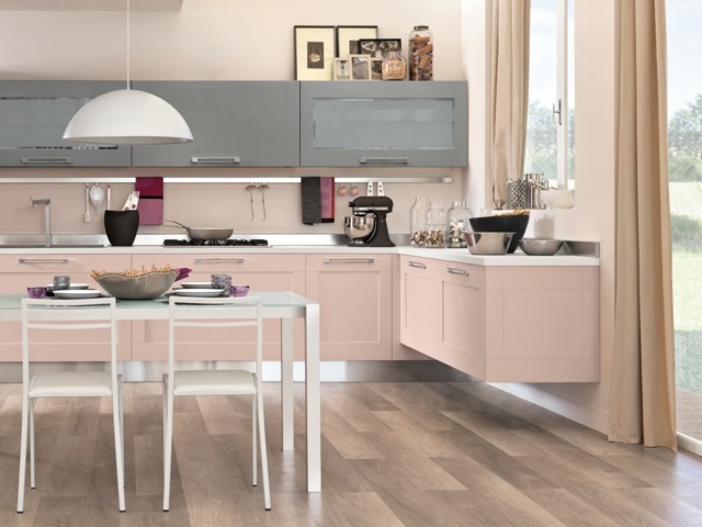 Utvalda köksmaterial kombinerar rosa grå