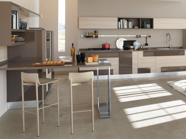 Inbyggt kök matplats barstolar planerar beige brun