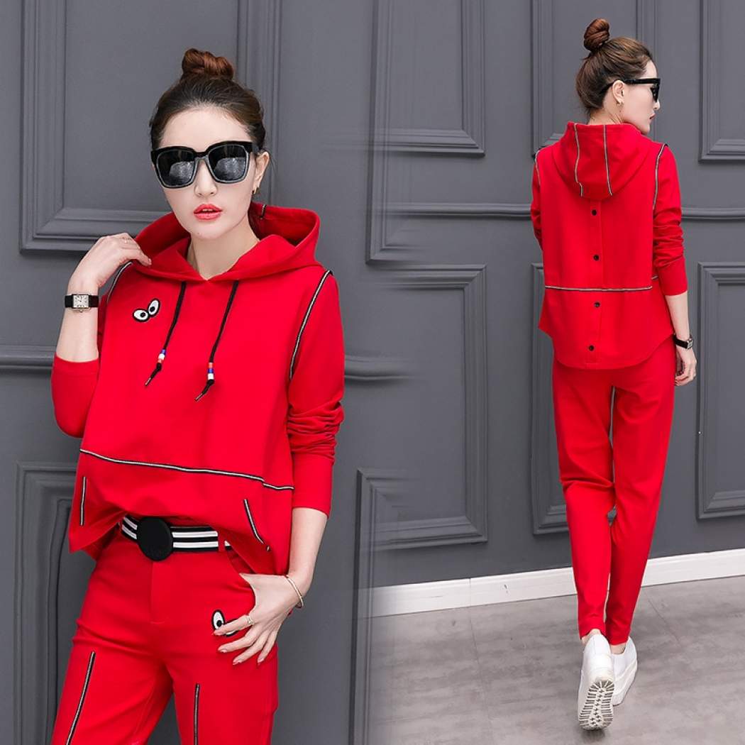 Röd hoodie med matchande byxor i en sportig och elegant stil