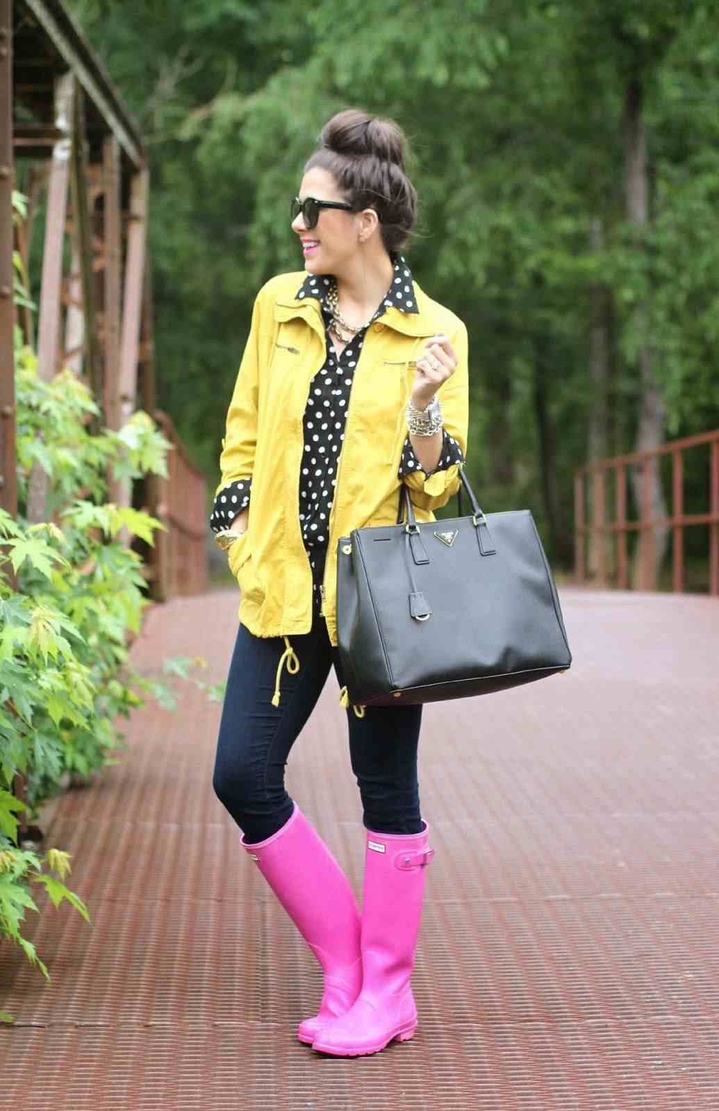 Gul regnjacka, prickig blus, rosa gummistövlar och tighta jeans