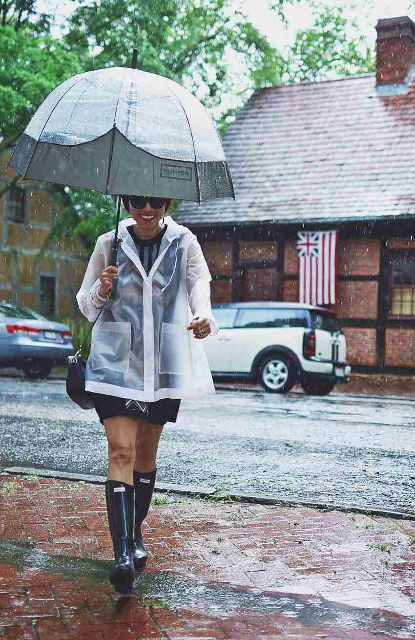 Regnkläder för kvinnor med en genomskinlig regnjacka och klänning