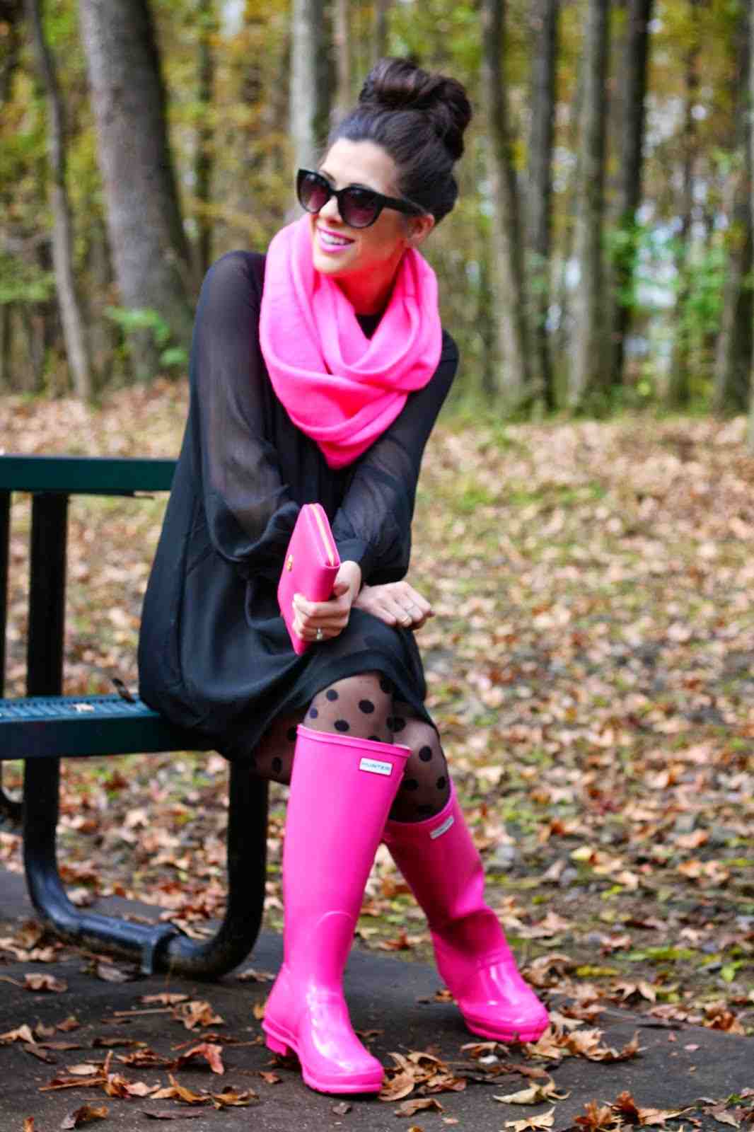 Regnkläder för kvinnor i rosa och svart med gummistövlar och halsduk
