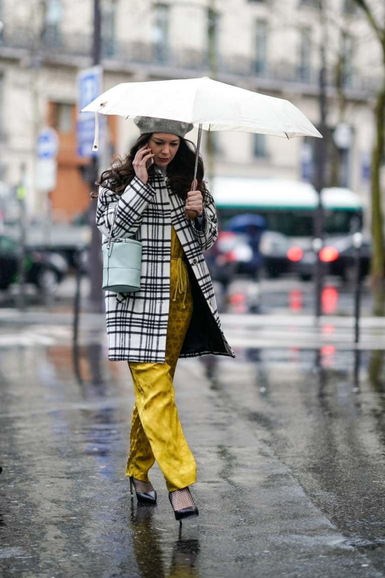 Gula byxor, pumps och rutig trenchcoat som regnkläder för kvinnor