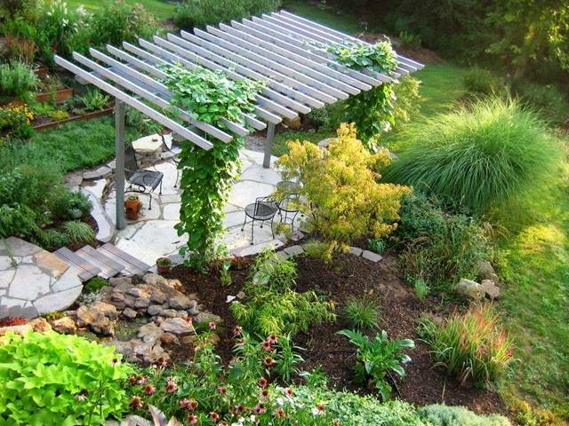trädgård-terrass-lagt-med-sten-plattor-tak-pergola-trä