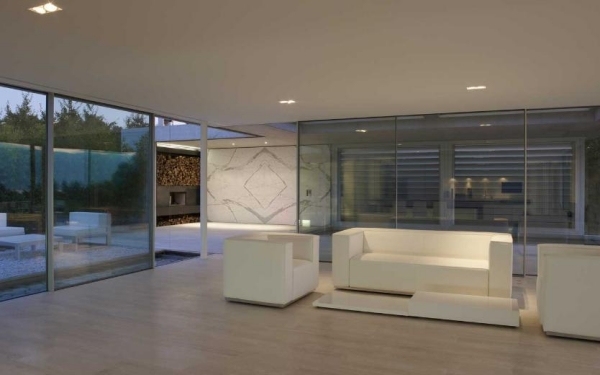 Skjutbara glasdörrar till lägenhetshus minimalistisk inredning