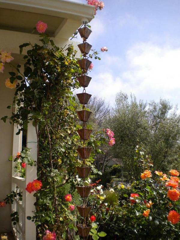 Rektangulär formdekoration i trädgården med regnkedjedesigner