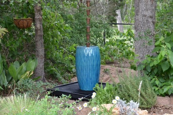 blå vas dekoration trädgård med regn kedja mönster