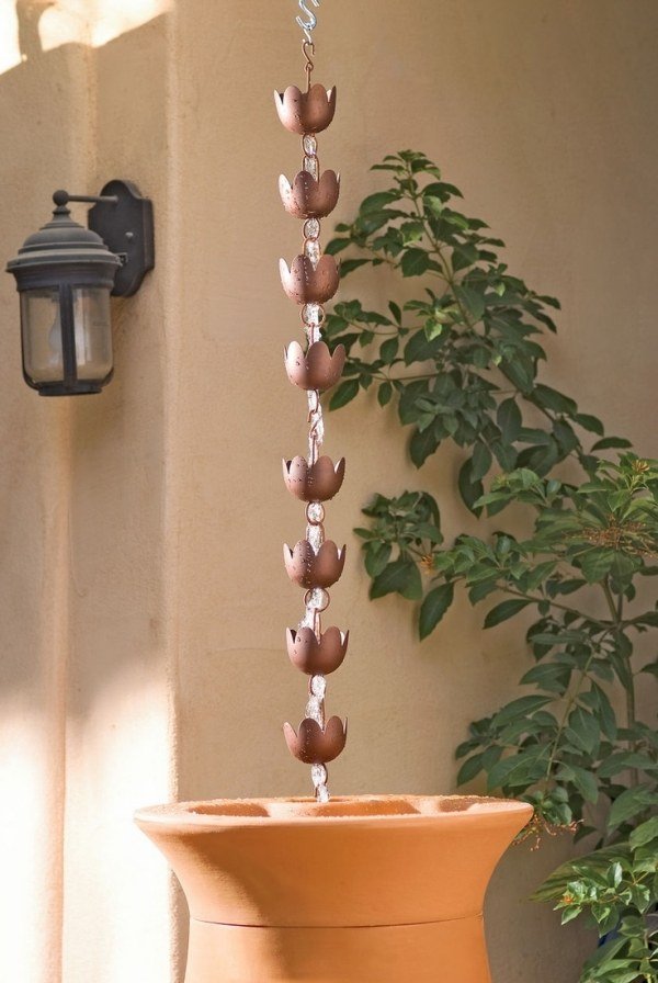 Koppar näckrosor dekoration i trädgården med regnkedjedesigner