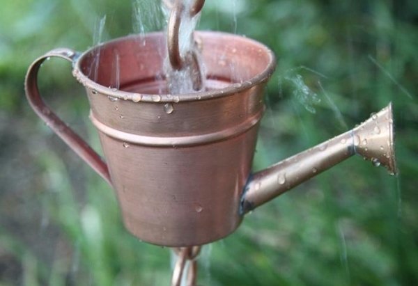 Vattenburk koppar dekorera trädgård med regn kedja mönster