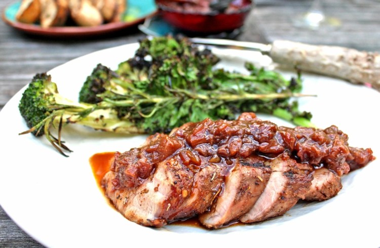 Grillade fläskfiléer med rabarbersås