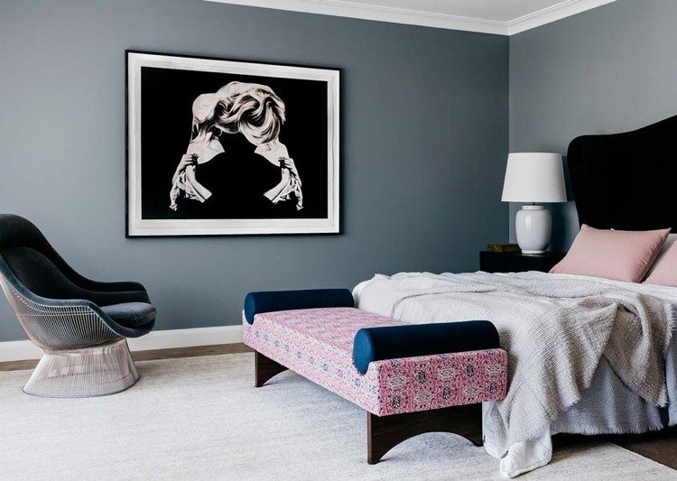 modernt sovrum grå väggfärg rosa stänk av färg sängbänk