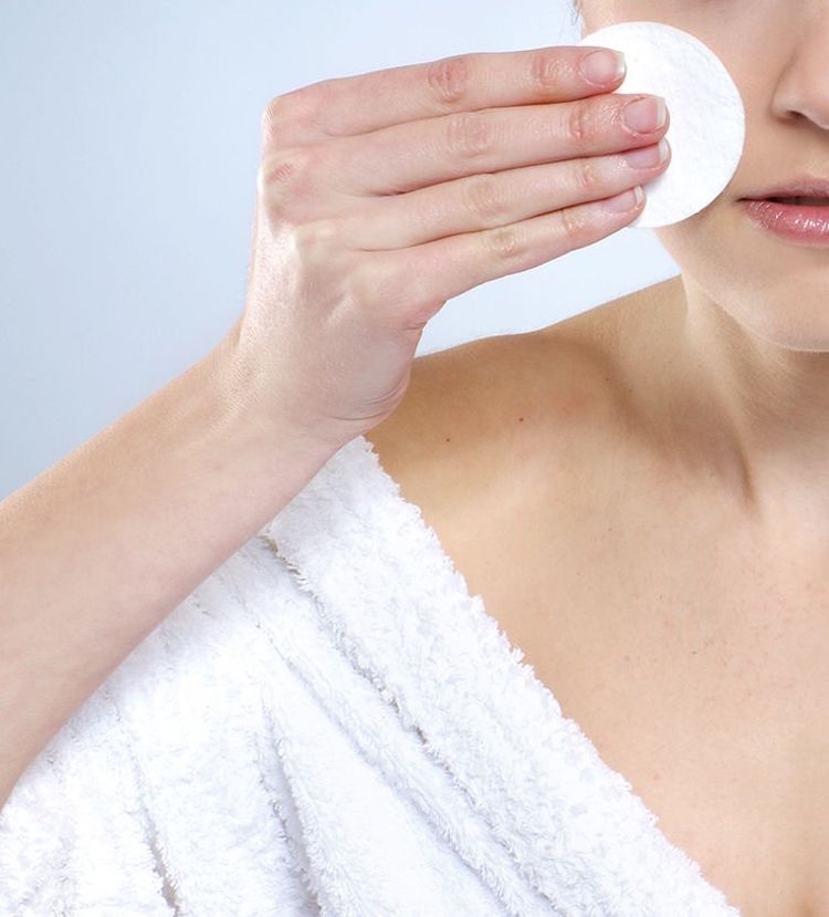 Rätt ansiktsvård rengör kvinnor torr hud