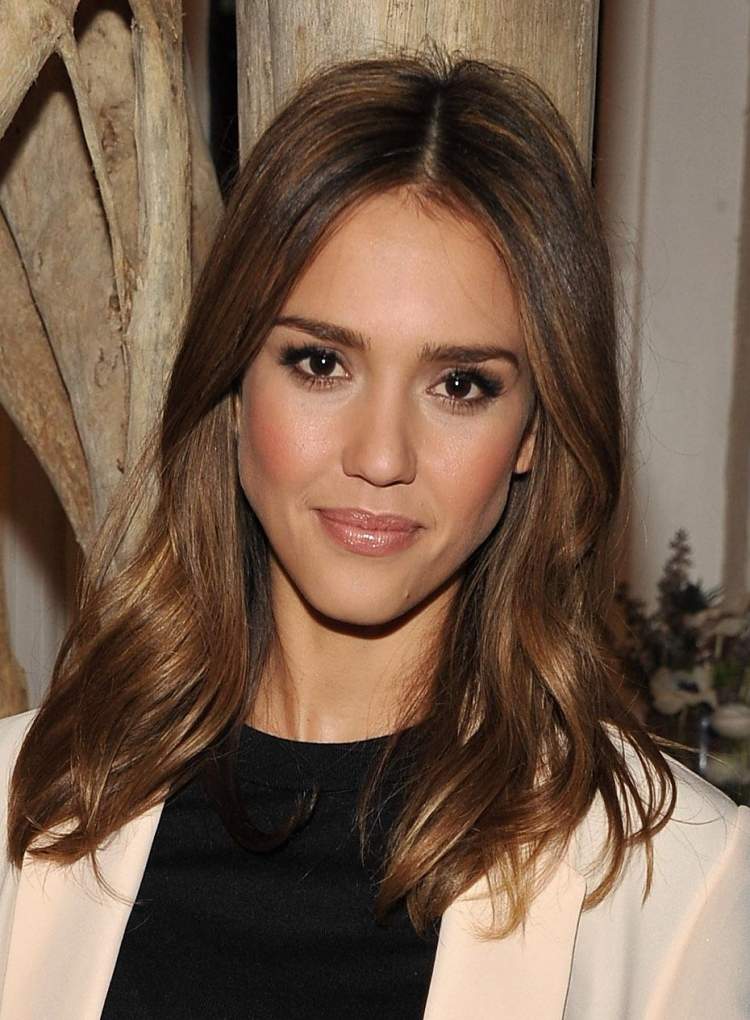 frisyr-ansiktsform-lång-rak-rak-jessica-alba