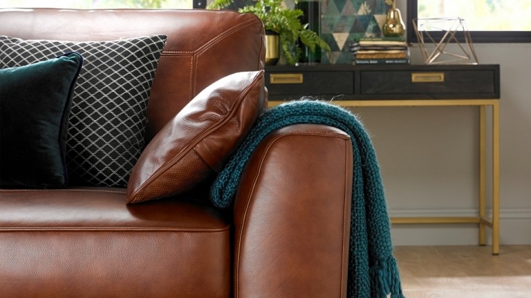 Brunt läder för en snygg skinnsoffa i vardagsrummet med en vintage stil