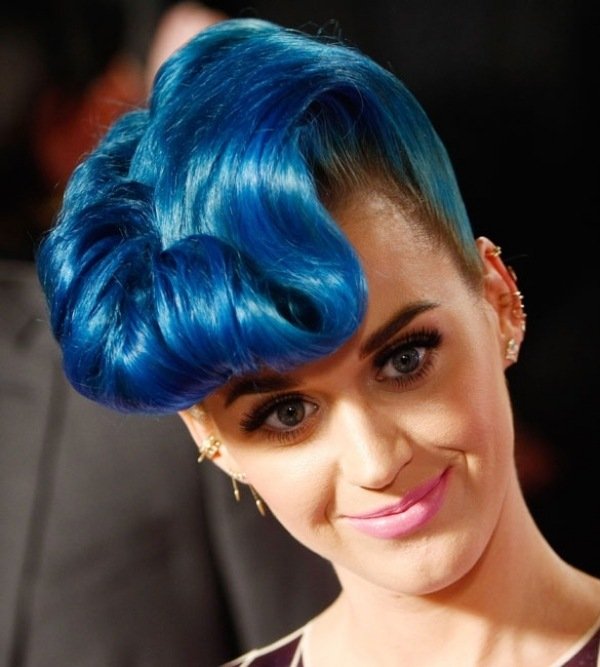 katy-perry-piercing-öron-ringar-blå-hår