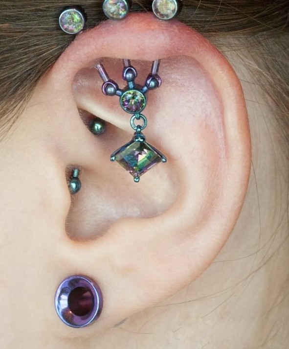 vacker-öron-piercing-med-stenar-ring