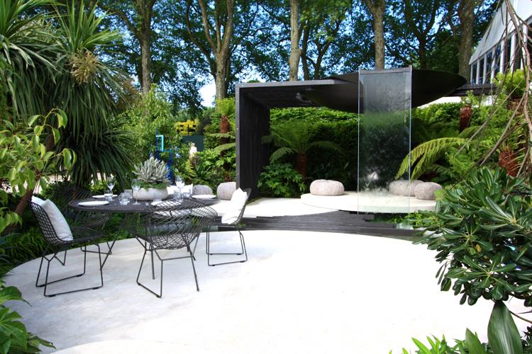 modern terrass metall möbler pergola glas vägg vatten funktion