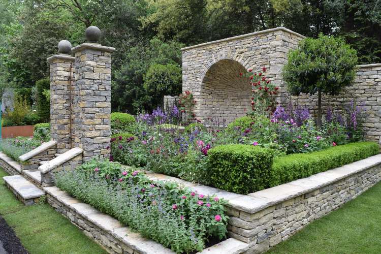 Engelsk trädgård formellt rosor box häckar torra stenväggar