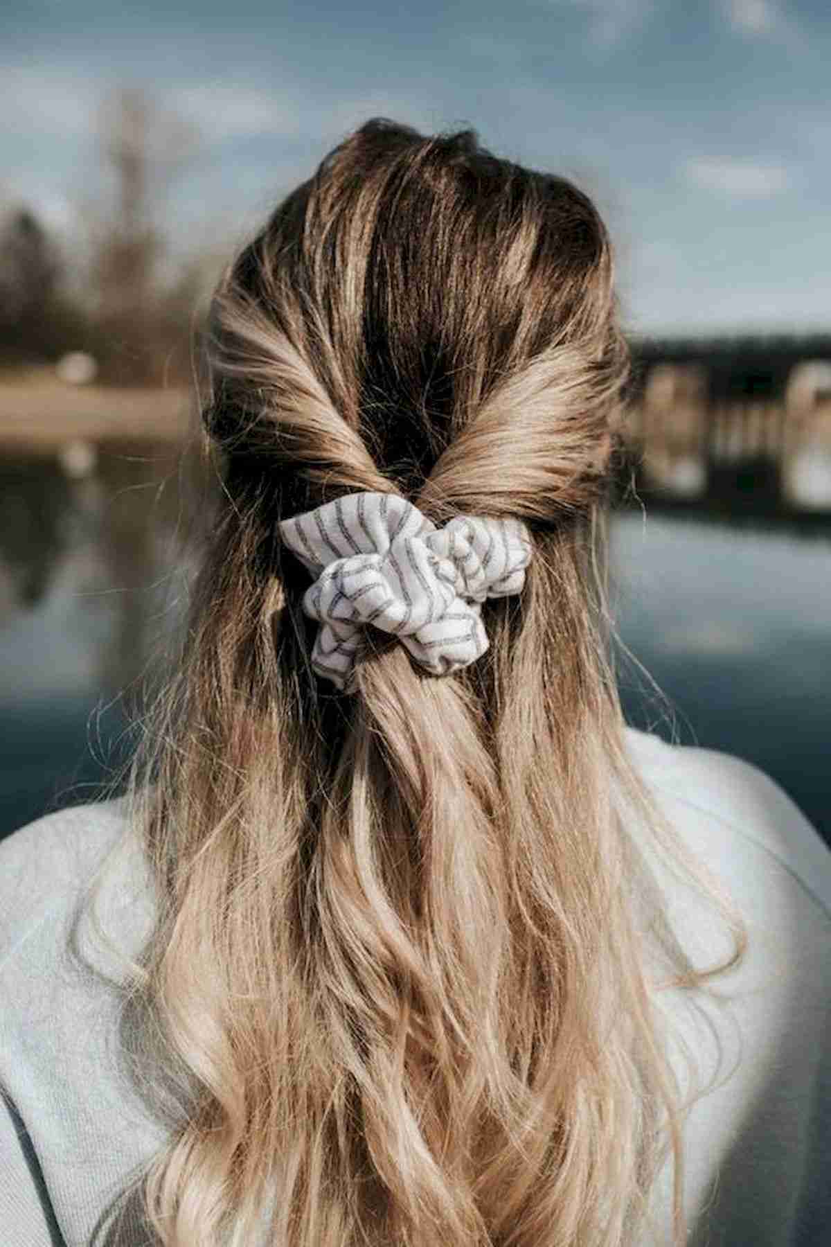 Hårtillbehör scrunchie mode trend sommar hårstil idéer mörkt blont hår balayage