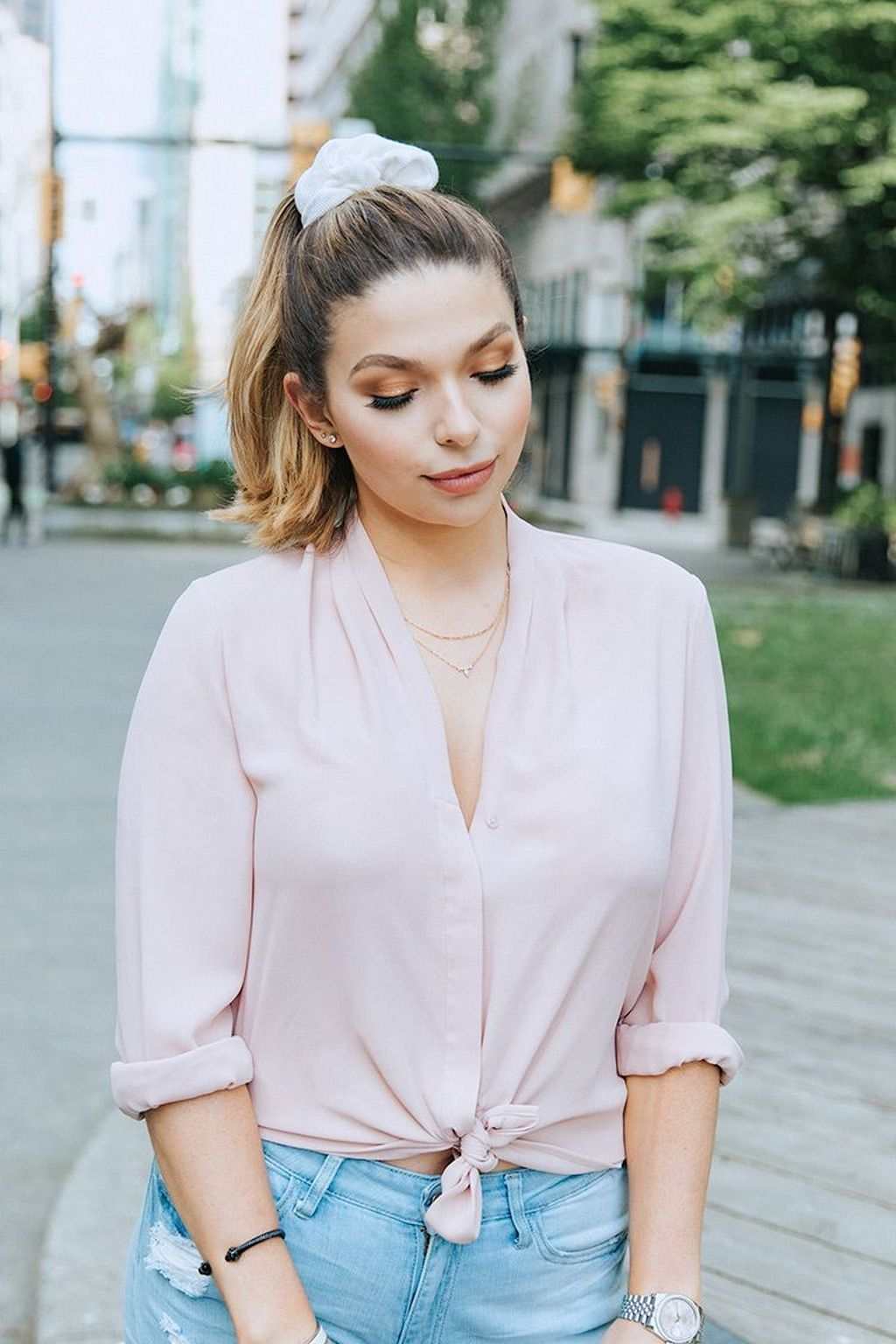 Hårtillbehör scrunchie vit mode trend rosa skjorta blus hårstil idéer