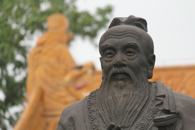 Konfucius-skulptur-visdom-vackraste-citat-av-hela-världen