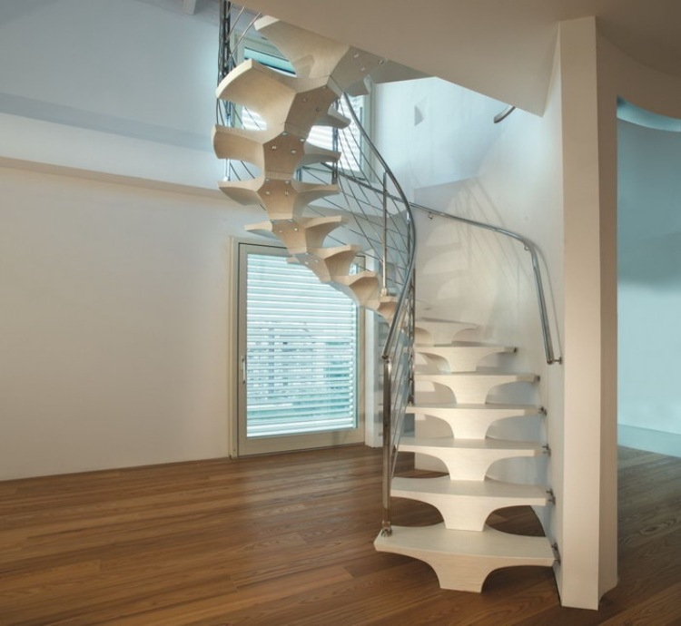 självbärande-concorde-trappor-vitlackade-stål-räcken