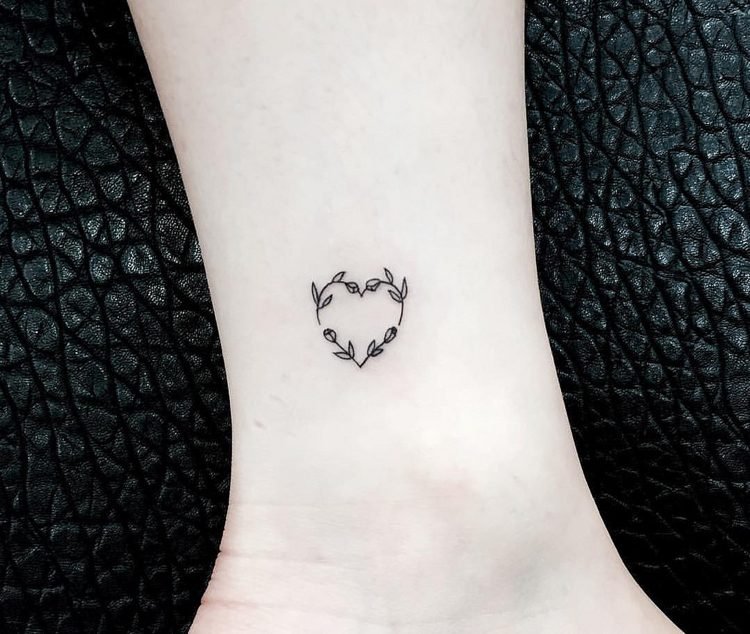 Mini tatuering hjärta sammanställt från blommor fotled