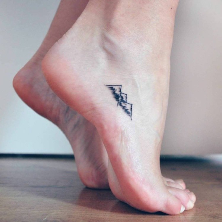 Mini tatueringsmotiv högfjällsfot under fotleden
