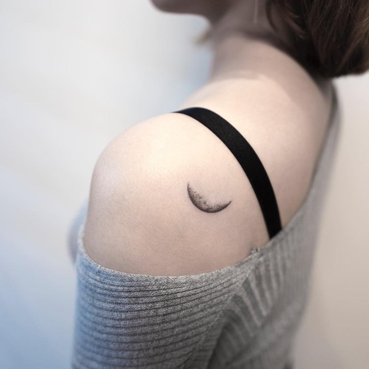 Tattoo axel halvmåne dotwork kvinna