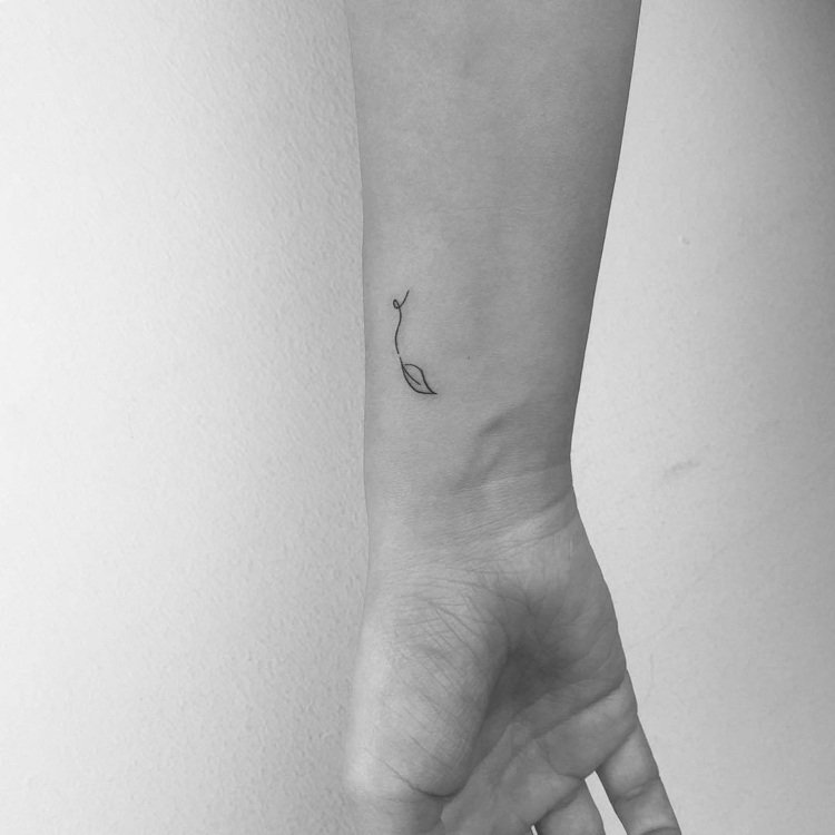 Mini tatuering handled elegant blad i vinden