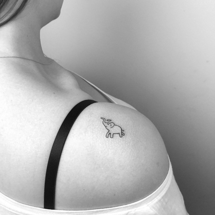 Miniatyr tatuering axel elefant kvinna
