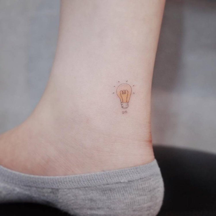 Miniatyr tatuering fot lampa lampa