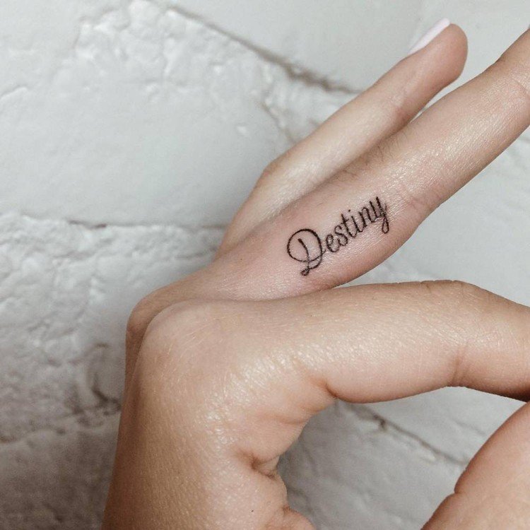 Finger tatuering bokstäver långfingret öde