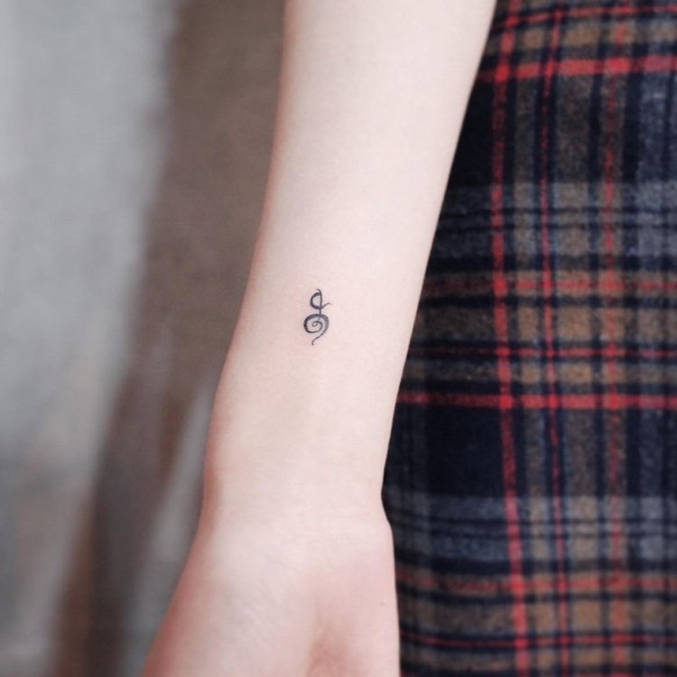 Mini tatueringsarm inuti symbolspiral