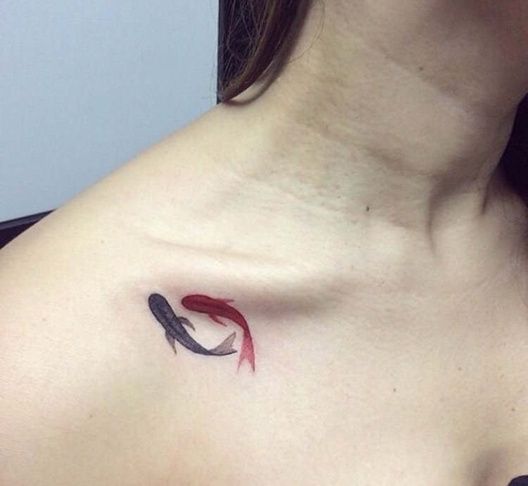liten tatuering nyckelbenet kvinna två koifiskar röda och svarta