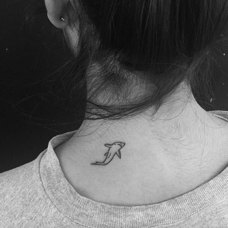 liten tatuering hajhals kvinna